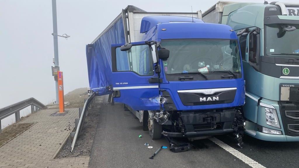 Nehoda kamionů na D8