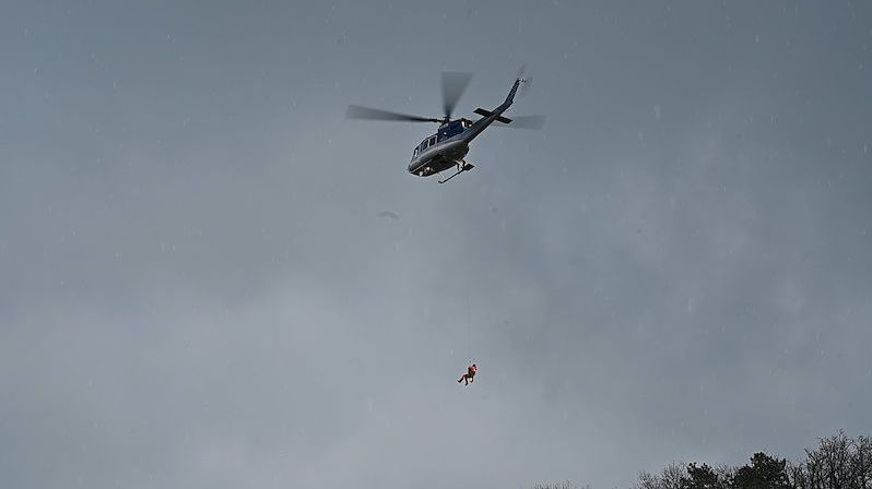 Vrtulník vyletěl k ohlášené mrtvole na skále u Prahy. Našel něco úplně jiného