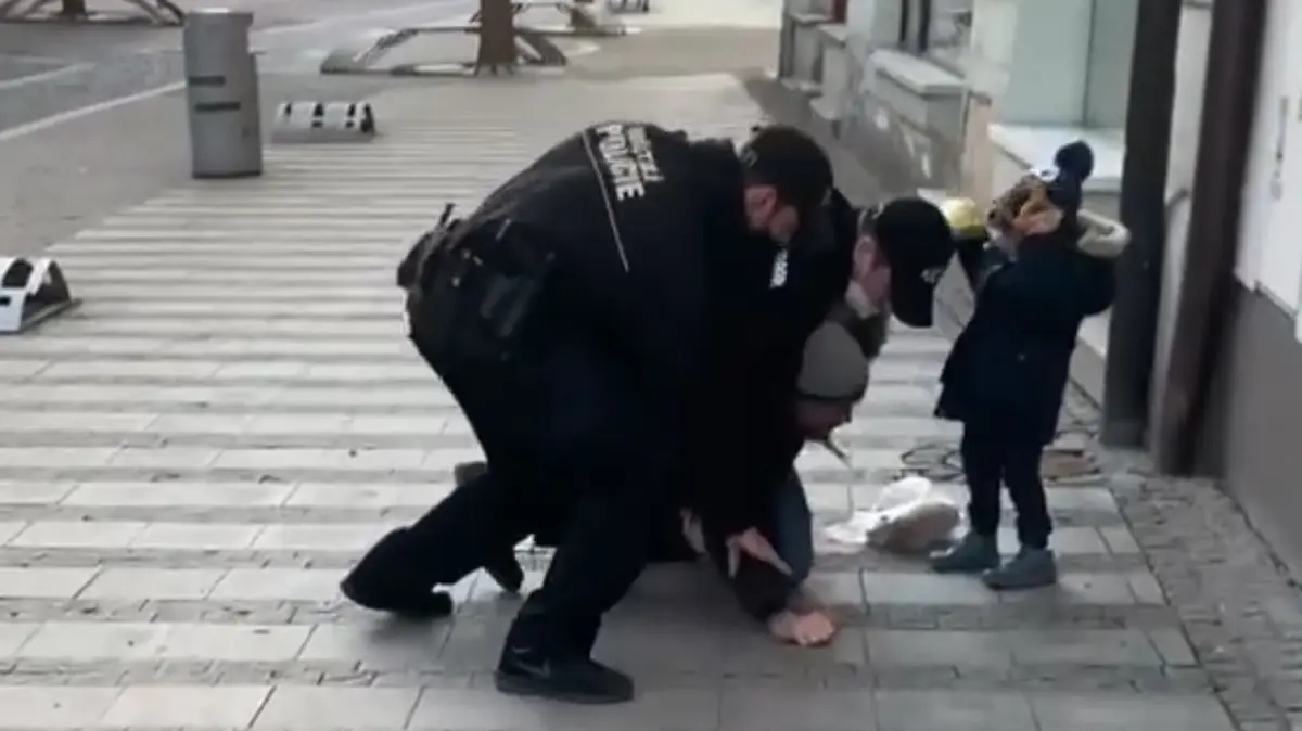 Kontroverzní zákrok strážníků