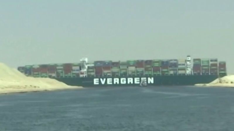 Kolaps v Suezském průplavu. Zablokovala ho zaseknutá obří loď
