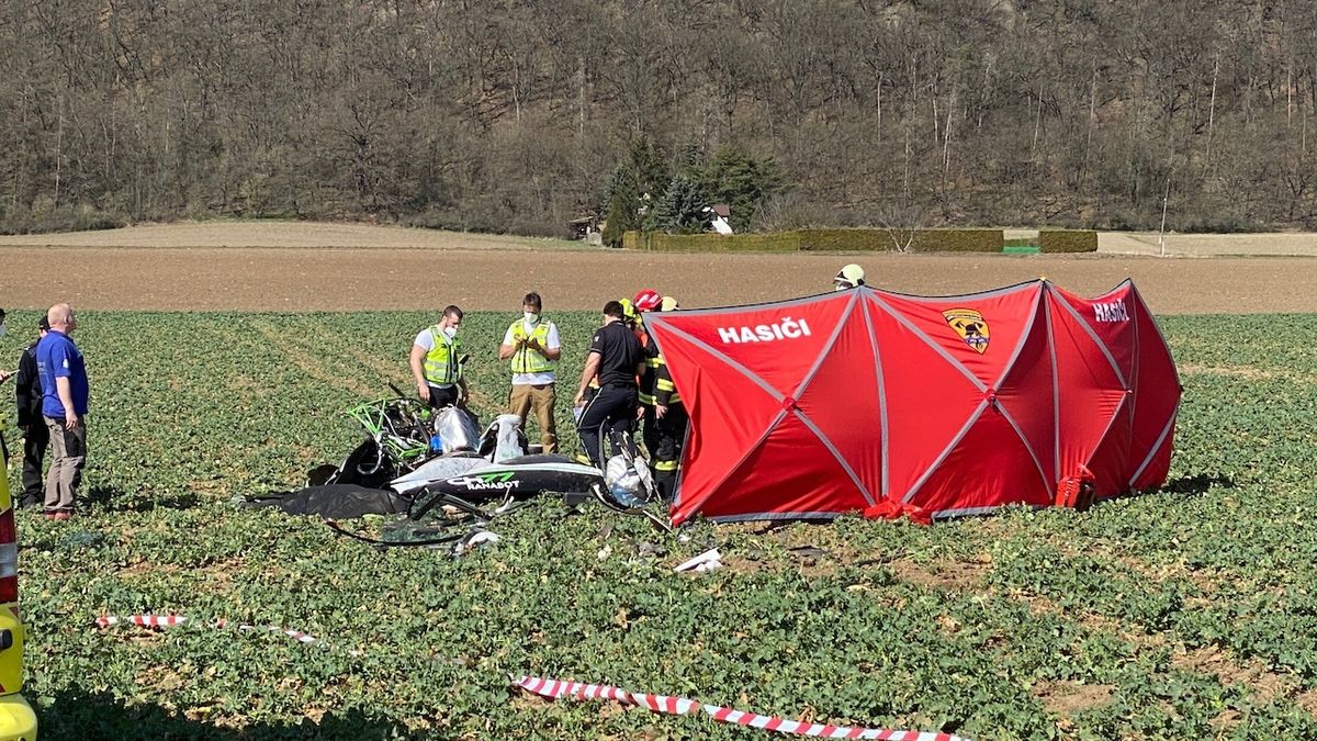 Pilot vrtulníku se v letu snažil zavřít dveře, pád stroje u Prahy nepřežili dva lidé