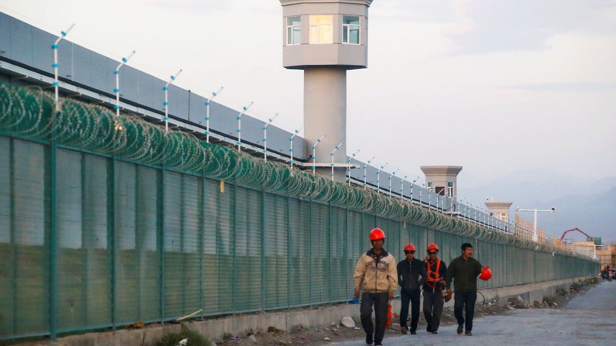 EU za porušování lidských práv Ujgurů schválila po 30 letech sankce vůči Číně