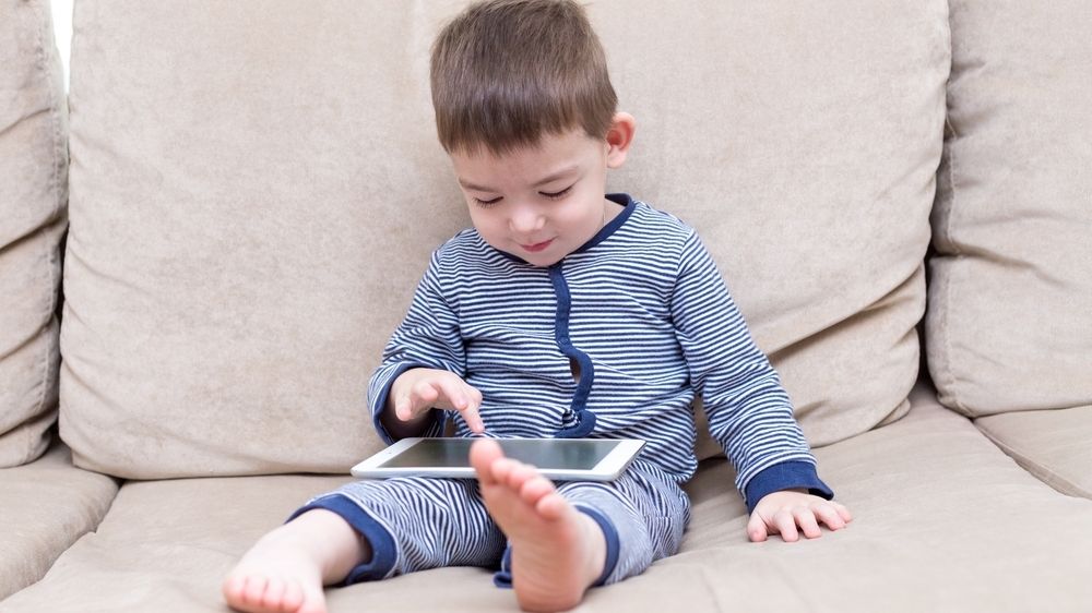 Děti, které koukají do tabletů či mobilů déle než hodinu denně, mají problémy s chováním