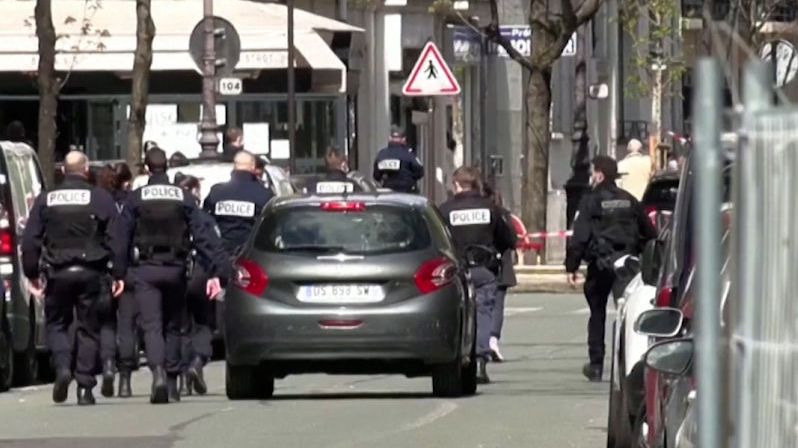 Střelec v Paříži chladnokrevně zabil muže a zranil ženu, poté ujel