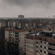 Pripjať v celé své temné kráse. Foceno ze střechy 16patrové budovy apartmánového komplexu Fudžijama. Snímek je z roku 2016, a tak v dáli můžete vidět nový kryt sarkofágu, než jej téhož roku zcela zakryl. Slavnostně odhalen byl až roku 2019.