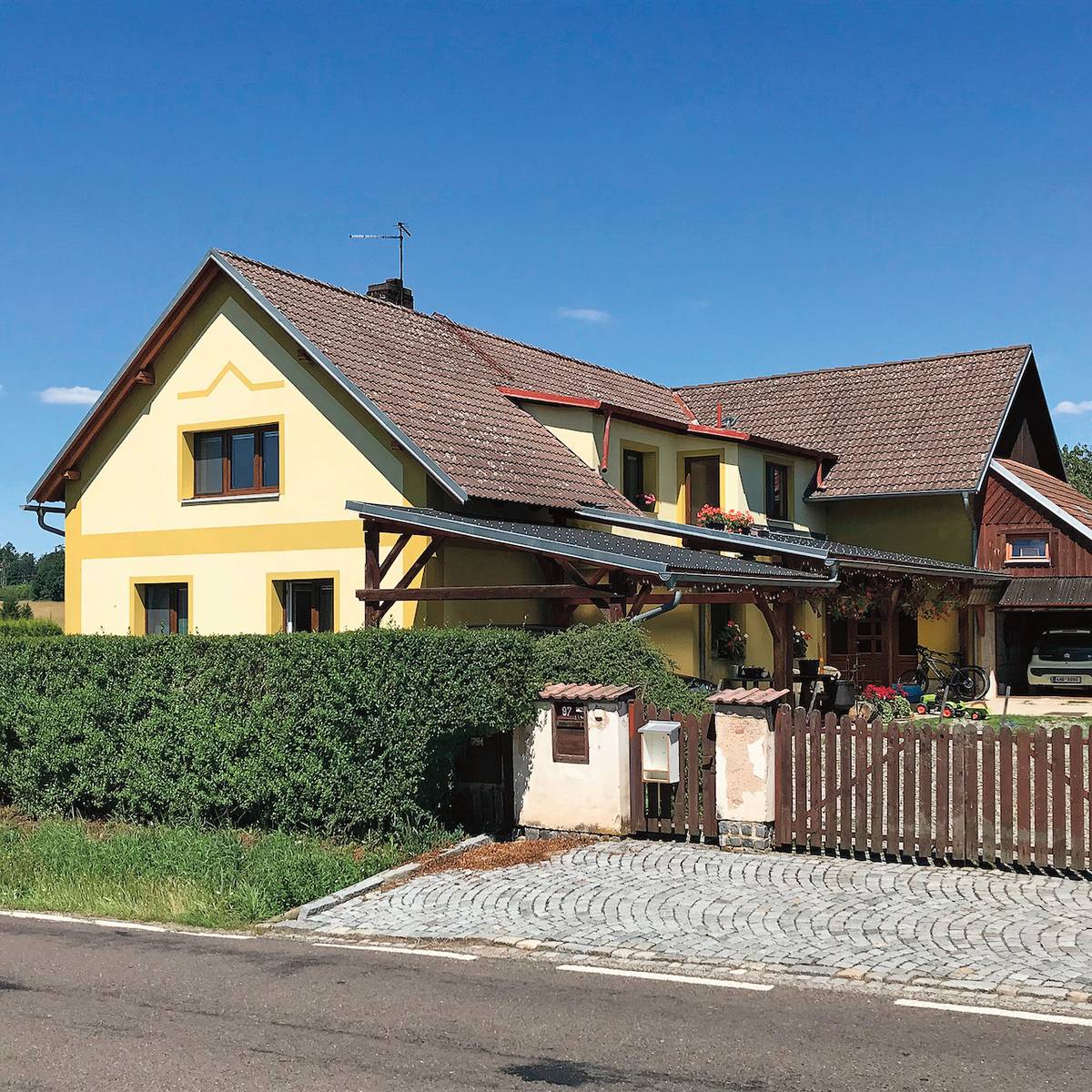 Kvalitní plastová okna nabízejí i dřevěné dekory. Bytelné výztuhy jim dodávají životnost a pevnost. Překvapí tepelnou úsporou i odhlučněním.