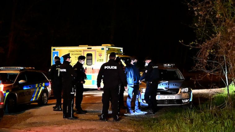 Policie v noci pročesávala jih Prahy. Hledala muže, který spadl ze skály