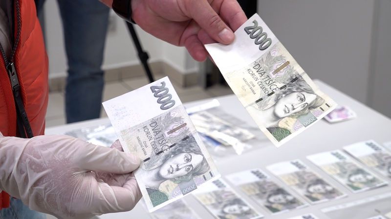 Černý pasažér platil pokutu falešnými penězi, policie u něj našla skoro 70 tisíc