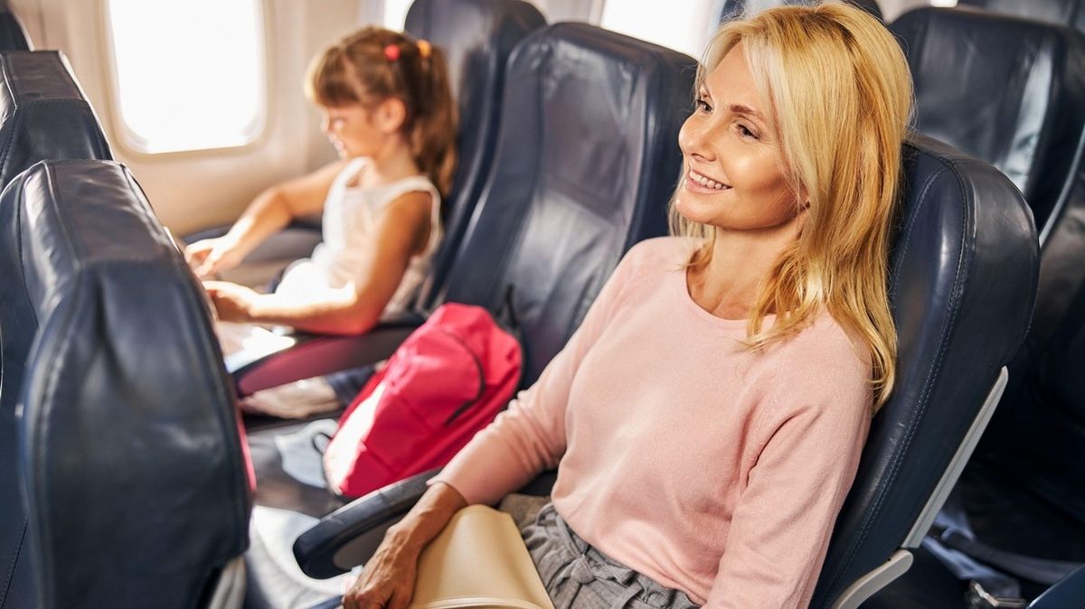 Prázdné prostřední sedadlo v letadle snižuje riziko přenosu covidu, tvrdí studie