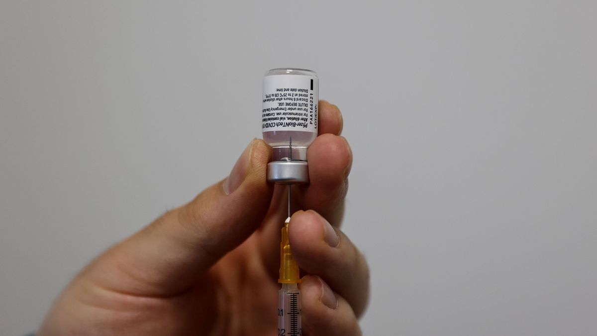 U vakcíny od Pfizeru může být potřeba po půl roce třetí dávka