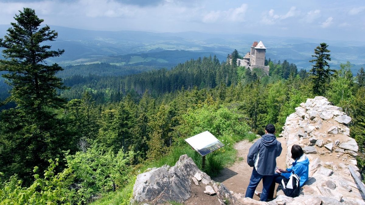 Výhled na hrad Kašperk na Šumavě