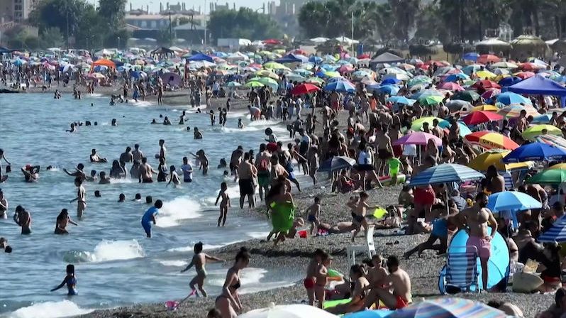 Nouzový stav skončil a Španělé zaplavili pláže