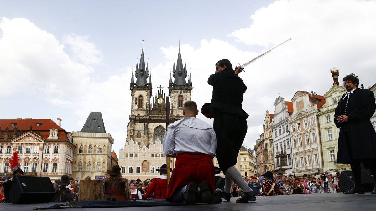 FOTO: Na Staroměstském náměstí po 400 letech znovu „popravili” 27 českých pánů