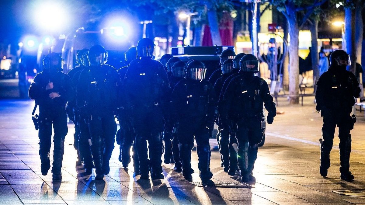 Ve Stuttgartu útočili mladí na policisty