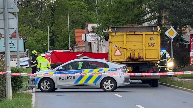 Řidič čtyřkolky nepřežil srážku s traktorem v Praze, 14letý spolujezdec je v nemocnici