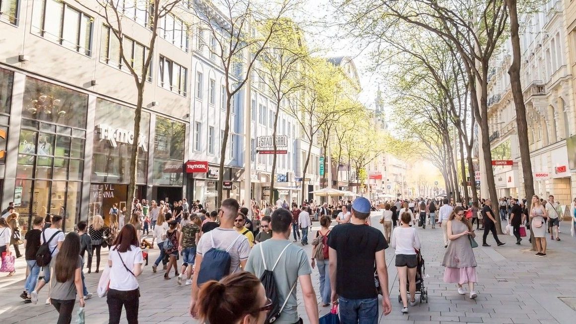Mariahilfer Strasse, jedna z největších a nejznámějších nákupních ulic Vídně (ilustrační foto)
