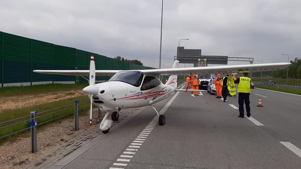 Na polské dálnici nouzově přistálo letadlo