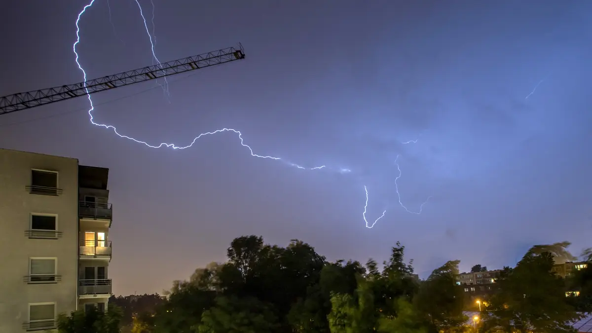 V Hradci Králové se 29. června 2021 v nočních hodinách přehnala bouřka.