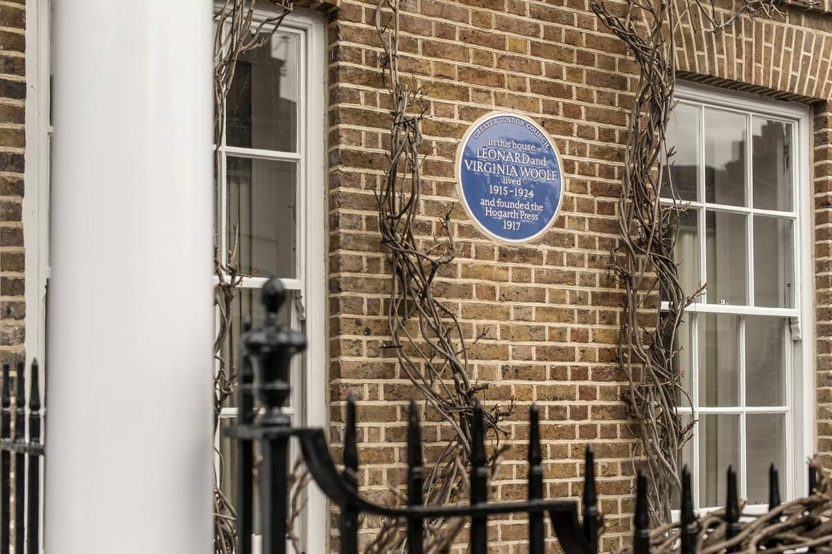 O slavné obyvatelce domu vypovídá smaltovaná cedule umístěná vedle vchodu.