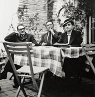 Zleva: Jindřich Štyrský, Vítězslav Nezval a Toyen na terase pražské kavárny Mánes.