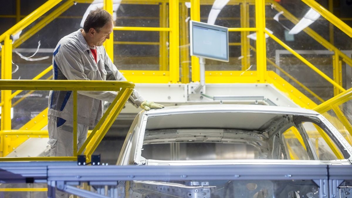 Volkswagen na Slovensku po dvou týdnech obnovil výrobu, Stellantis ji přerušuje