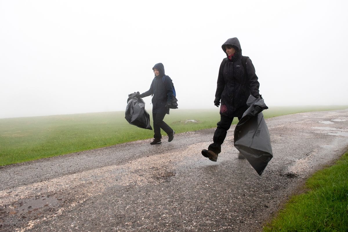 Dobrovolníci sbírali po zimní sezoně odpadky v rámci akce Čisté Krkonoše. 