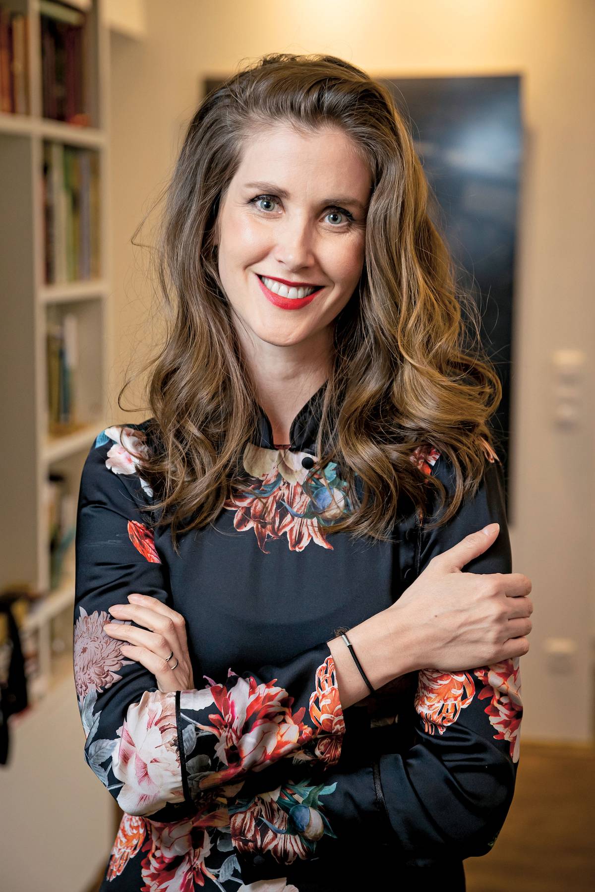 „Musím pracovat, abych se sebou vydržela. Jelikož divadla stojí, premiéry se odsouvají i v televizích, jsem nesmírně vděčná za možnost se tímhle obdobím propsat,“ říká Jana Bernášková.