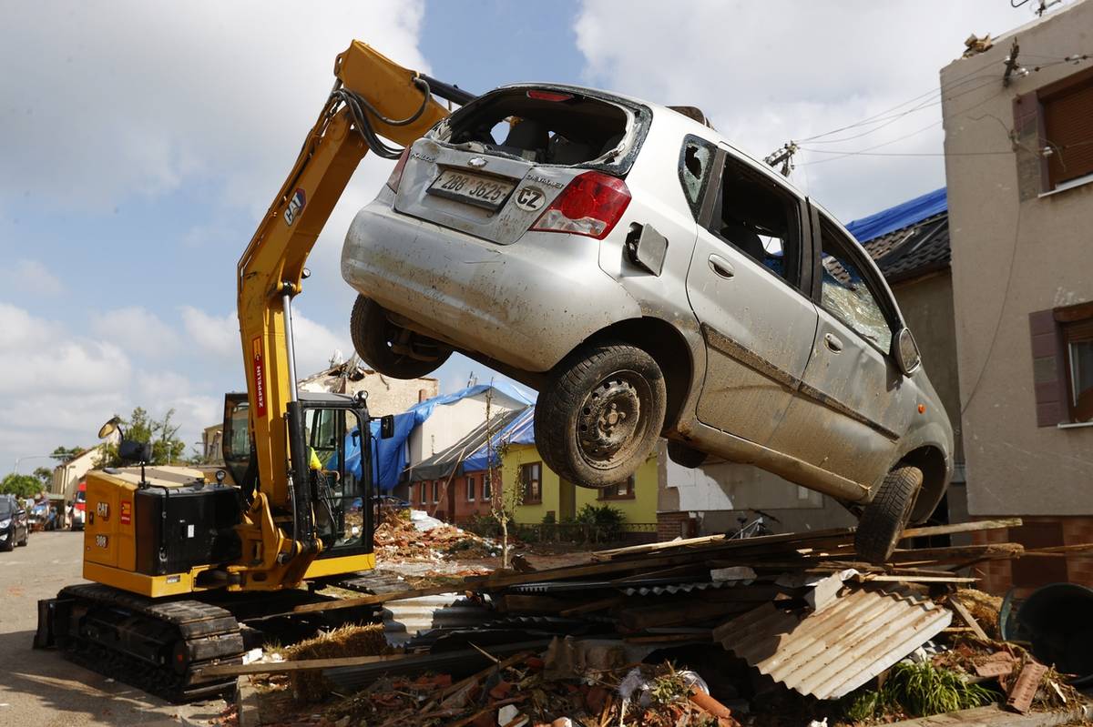 Odklízení následků tornáda v obci Hrušky na Jižní Moravě