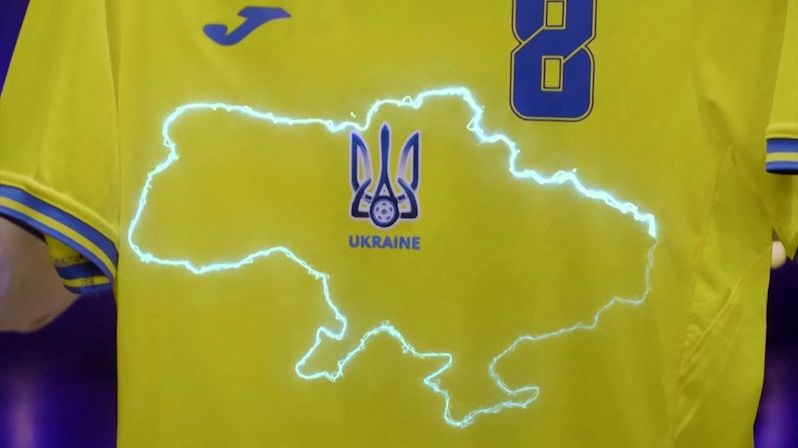 Banderovské heslo musí z ukrajinských fotbalových dresů zmizet, mapa s Krymem zůstane