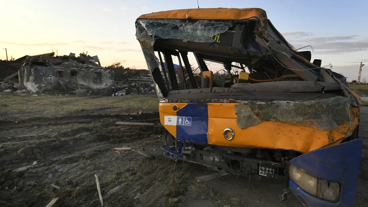 Zničený autobus, v němž dívka cestovala.