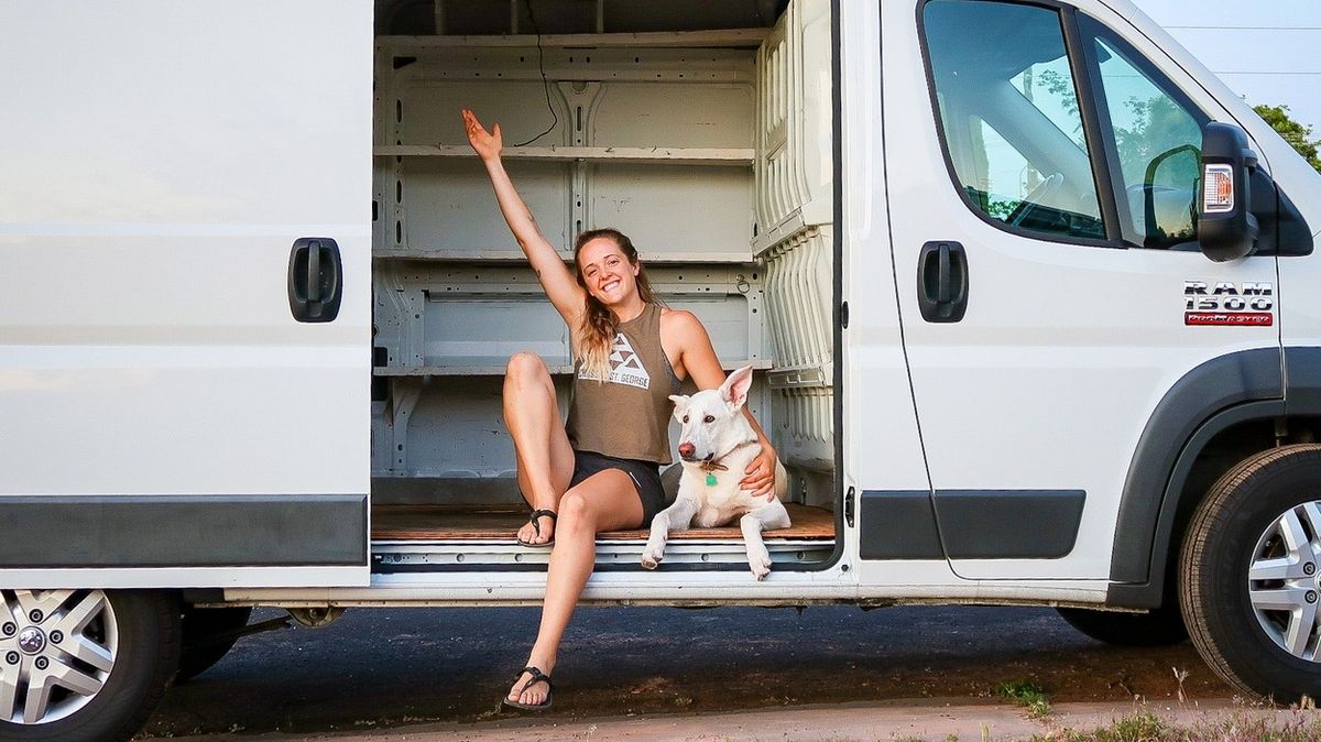 Opustila práci i pětiletý vztah, aby mohla žít v dodávce se psem