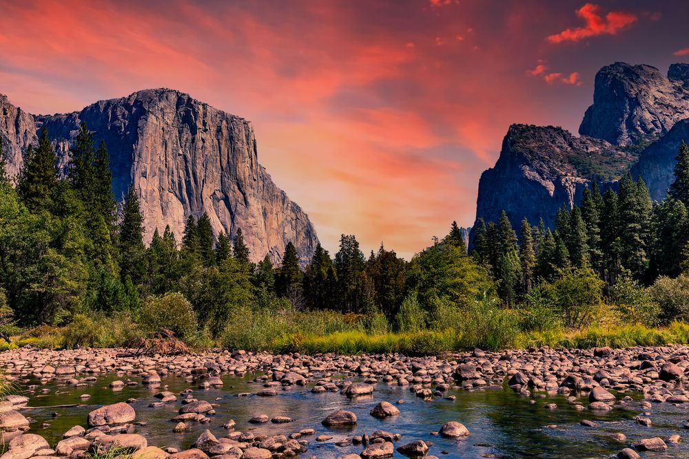 Kalifornský národní park Yosemite patří rovněž k jedněm z nejstarších, byl založen v roce 1890. Nachází se v něm také nejvyšší severoamerický vodopád. Hlavními dominantami jsou skalní útvar Half Dome nebo nejvyšší žulový monolit světa El Capitan.