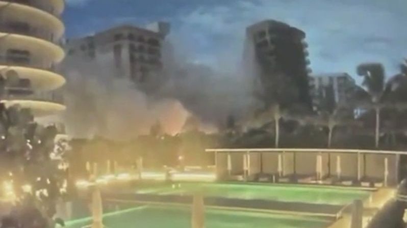 Bezpečnostní kamera zachytila pád 12patrové obytné budovy na Floridě