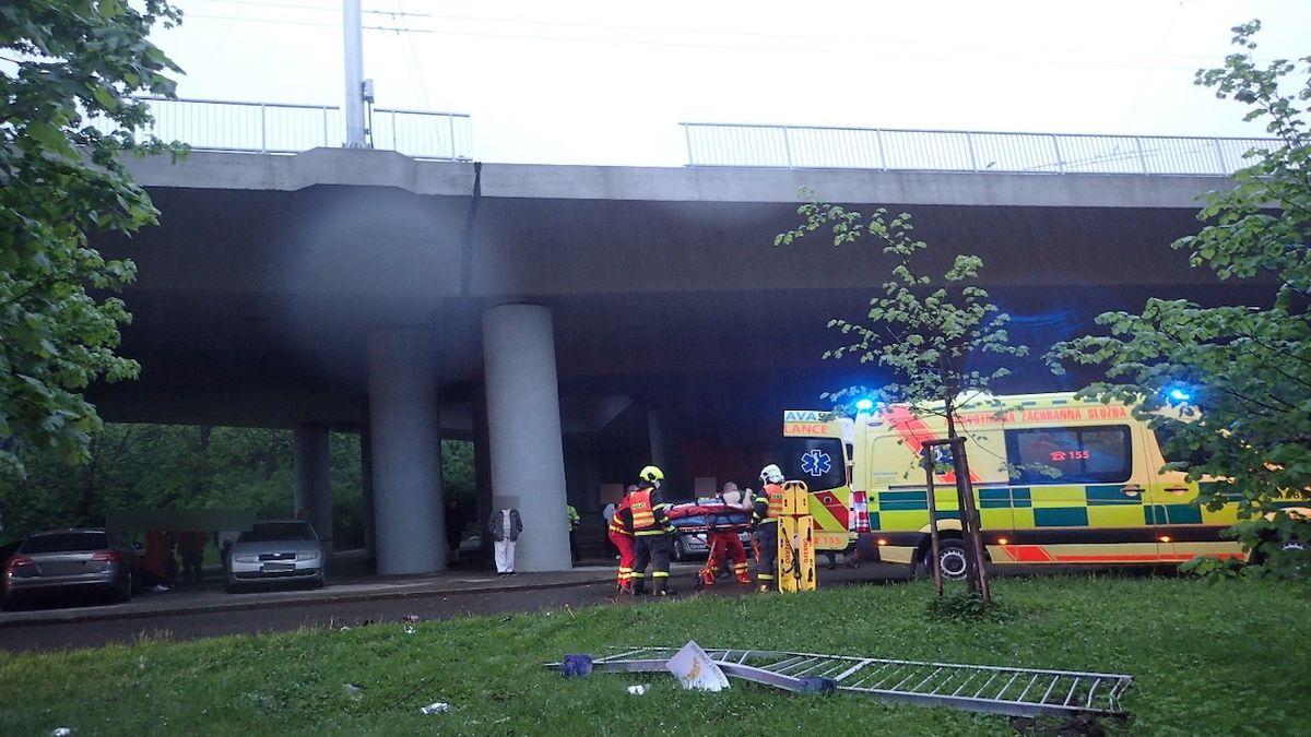 Poblíž centra Ostravy spadlo po srážce auto z mostu