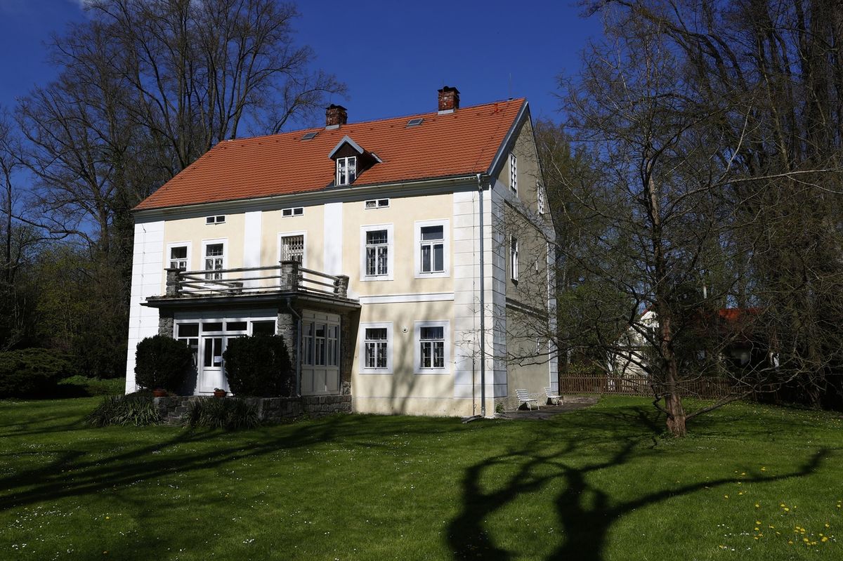 Dům, ve kterém je památník umístěn, využíval Čapek s rodinou jako letní byt od roku 1935 do roku 1938, kdy zemřel. Spisovatel o jeho okolí prohlásil, že snad nezná češtější kout země.