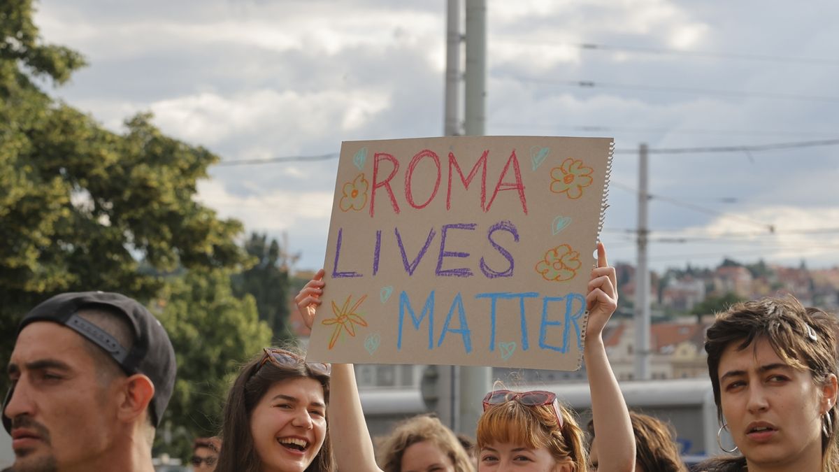 Stovka lidí demonstrovala ve středu v Praze kvůli úmrtí Roma v Teplicích
