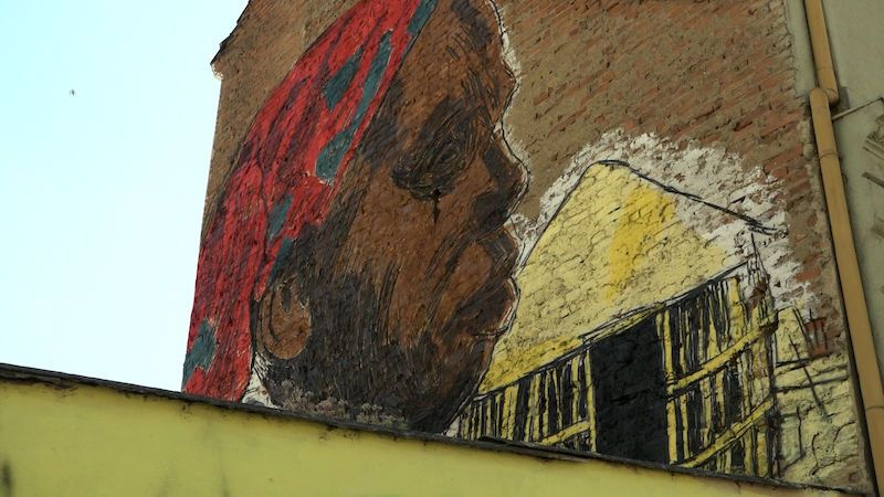 Umělci v Plzni malují na domy obří graffiti