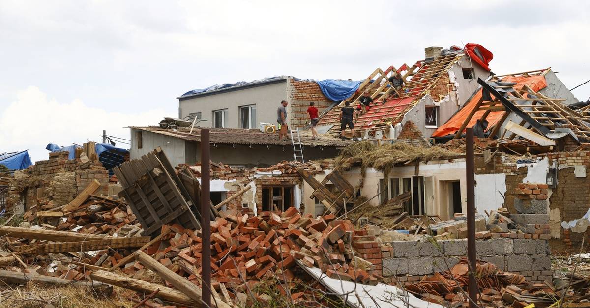 Odklízení následků tornáda v obci Hrušky. Lidé se snaží co nejdříve opravit hlavně střechy. Shánějí se klempíři a pokrývači.
