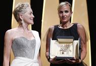 Herečka Sharon Stoneová (vlevo) a oceněná režisérka Julia Ducournauová