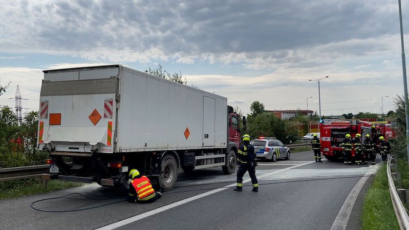 Na Pražském okruhu hořelo nákladní auto převážející trhaviny