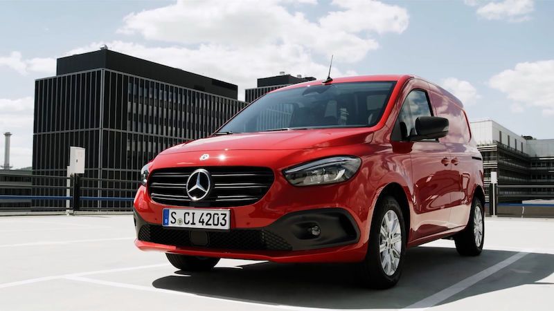 Mercedes se rozloučí s dvojicí malých dodávek na francouzských základech