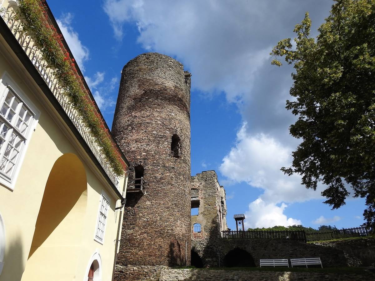 Nad empírovým Novým zámkem se tyčí gotická věž.