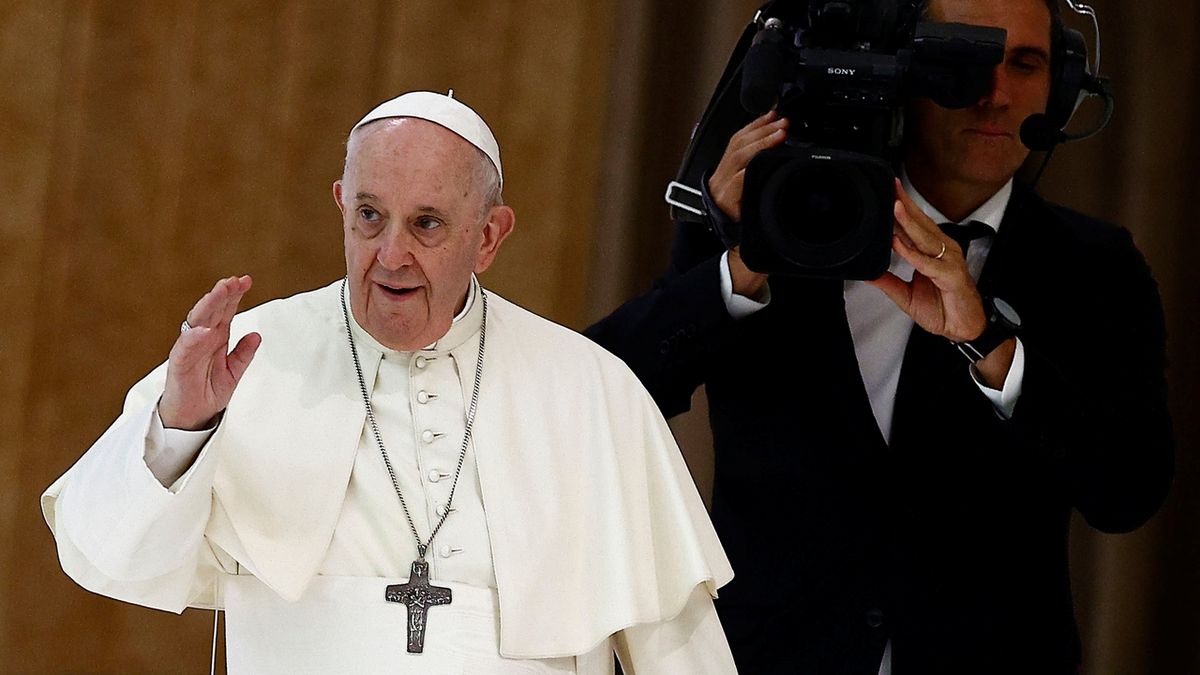 S papežem Františkem se na Slovensku mohou nakonec setkat i neočkovaní lidé