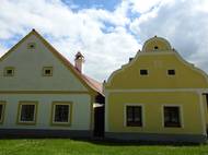 Domy jsou bez novodobých přestaveb.