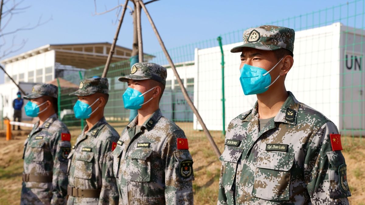 Čínská armáda využila pandemie. Tváří se vlídně, aby posílila vliv Pekingu