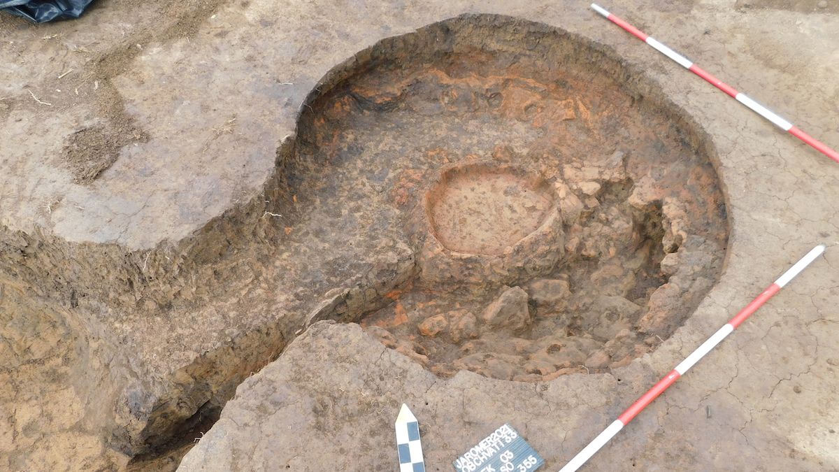 Archeologové z hradecké univerzity odhalili unikátní pravěké areály. Našli i vzácnou pec