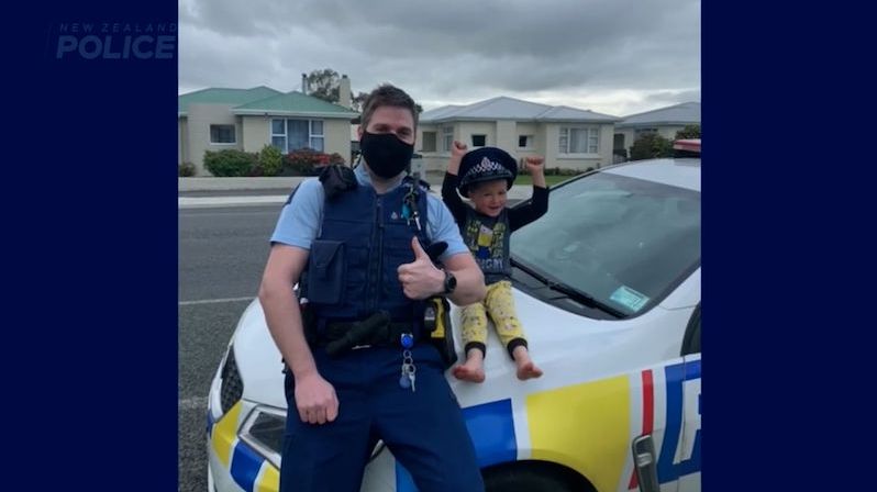 Čtyřletý chlapec volal na tísňovou linku, aby si policisté přijeli prohlídnout hračky