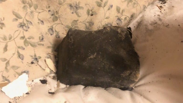 Spící Kanaďance přistál na polštář meteorit