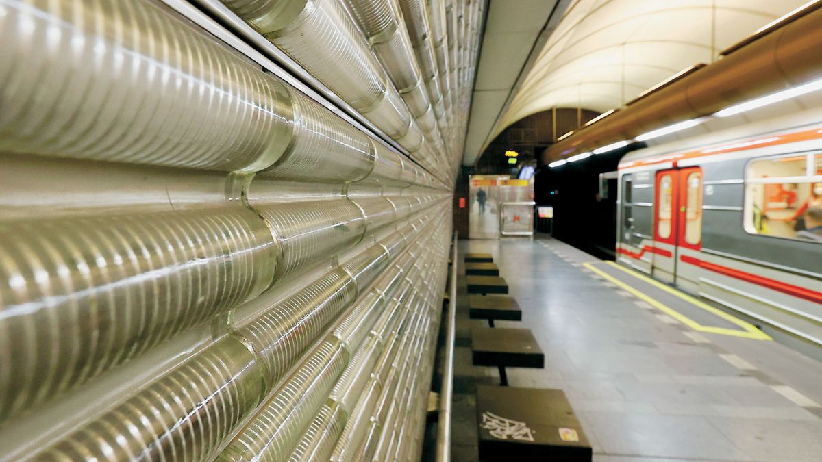Metro v centru Prahy stálo kvůli pádu ženy do kolejiště