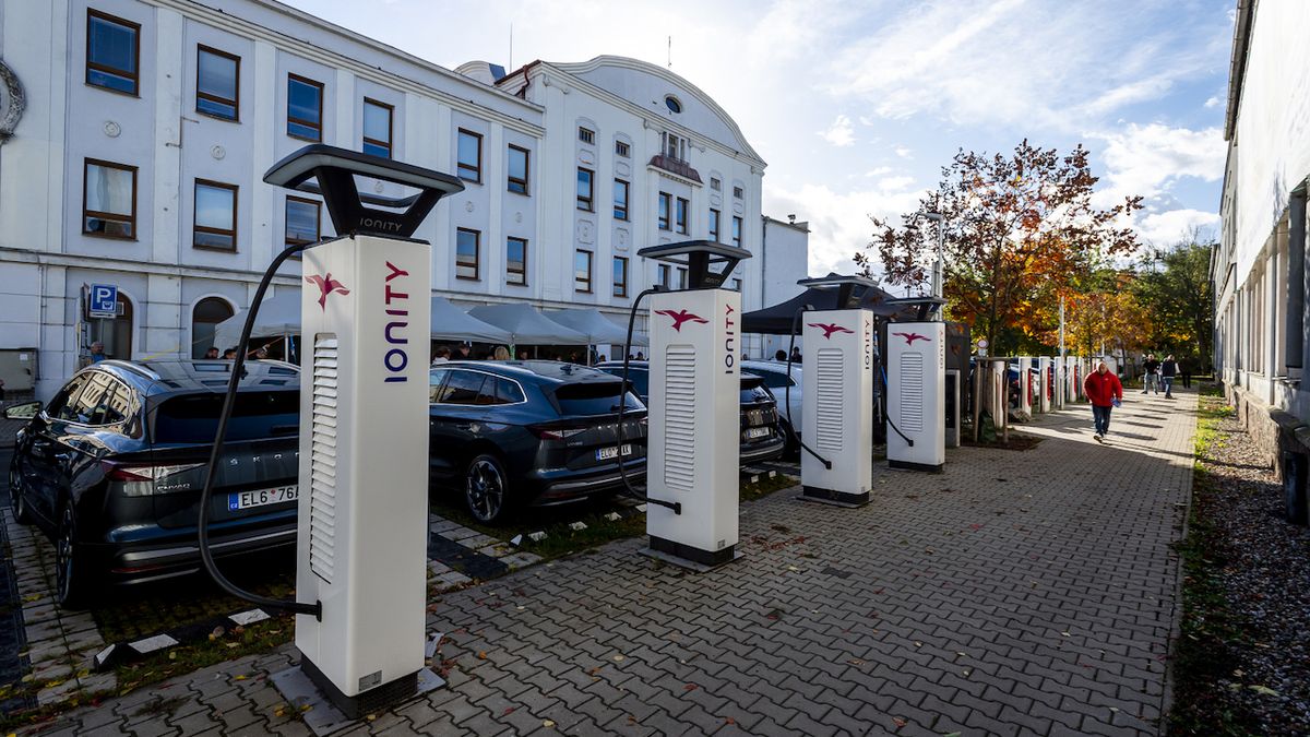 V Lovosicích zprovoznili největší českou nabíjecí stanici pro elektromobily
